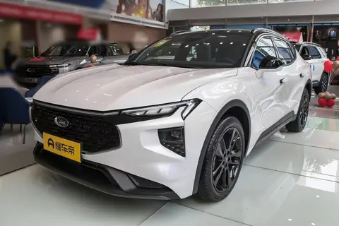 轴距2945mm，2.0T混动5秒级加速，油耗仅5.99L,2025蒙迪欧香