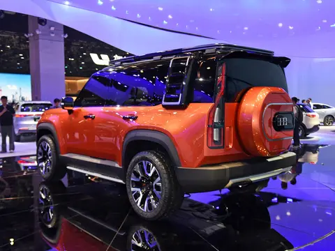 吉利版“路虎卫士”亮相！外观硬朗，配纯电、增程、混动三种模式