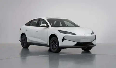 比亚迪领汇e7正式亮相，新车换了全新车标，综合续航最高500公里